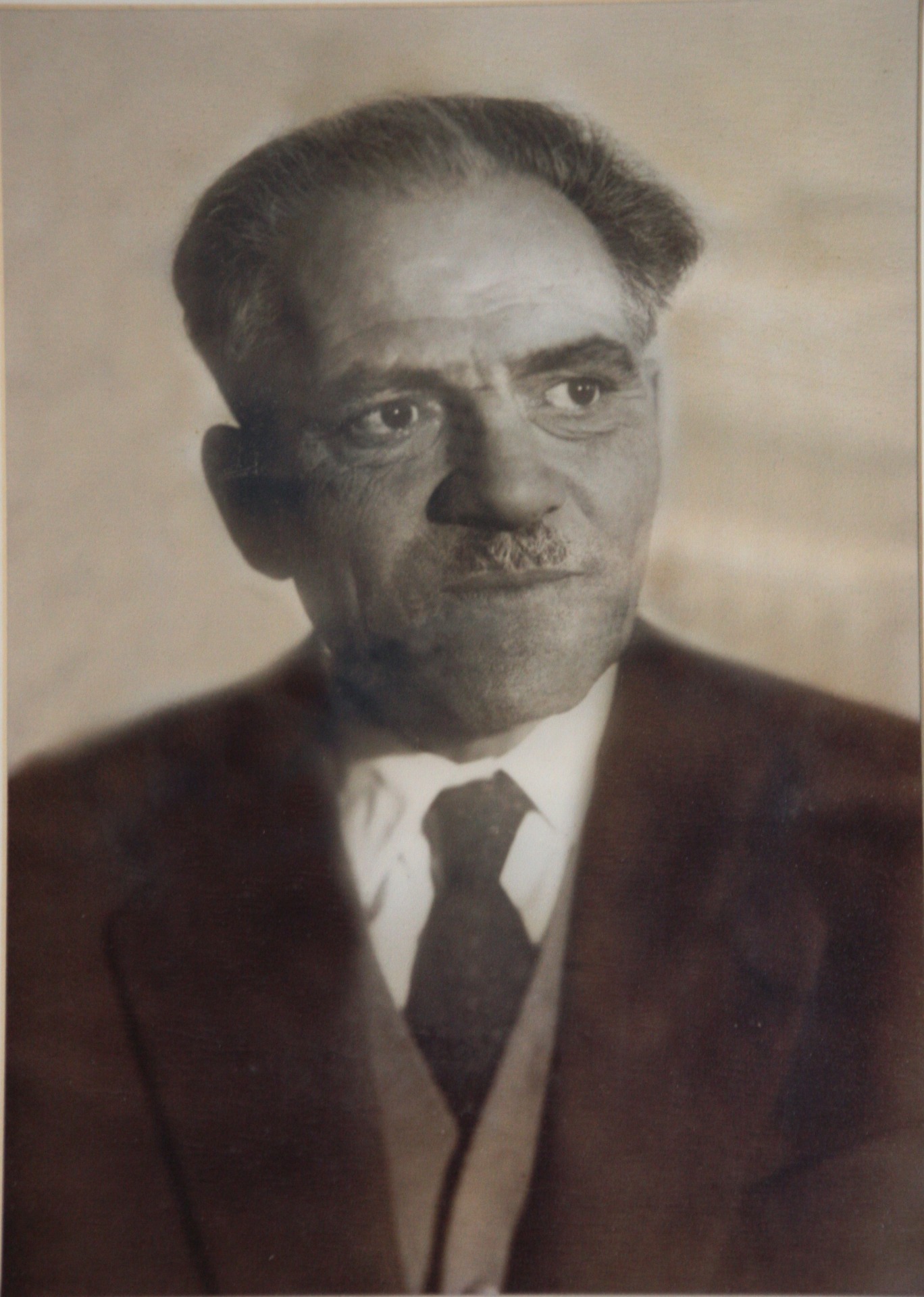 Αγωνιστής, Εργάτης και Λογοτέχνης με αυταπάρνηση και αλτρουισμό